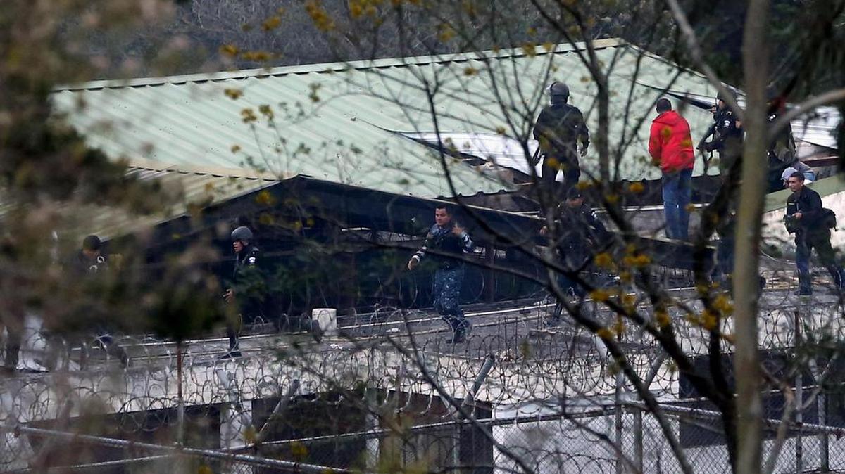 Oficiales de policía trabajan en el operativo de rescate de los monitores (guardias) retenidos en un centro correccional de menores el lunes 20 de marzo de 2017, en San José Pinula, Guatemala.