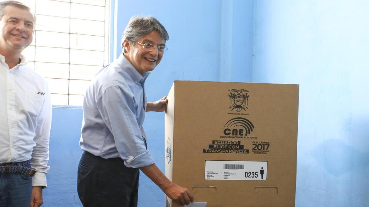 El candidato presidencia Guillermo Lasso (d), vota el domingo 19 de febrero de 2017, en la ciudad de Guayaquil (Ecuador).
