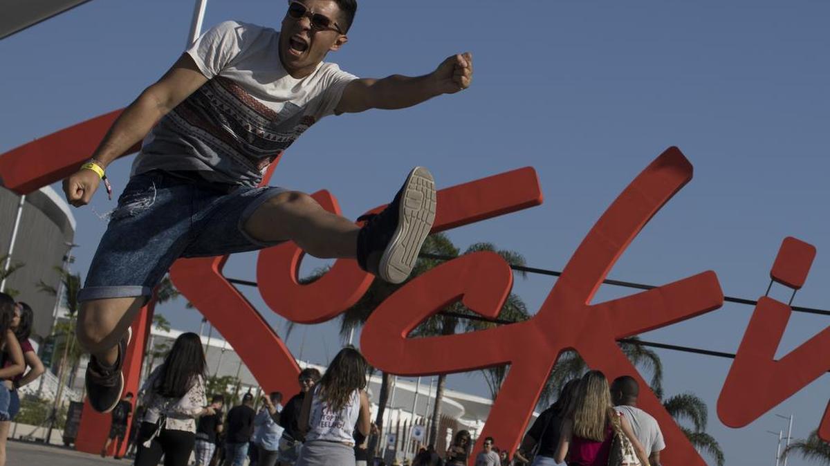 Un fanática salta para una fotografía en la entrada del festival Rock in Río en Río de Janeiro, Brasil, el domingo 17 de septiembre de 2017.