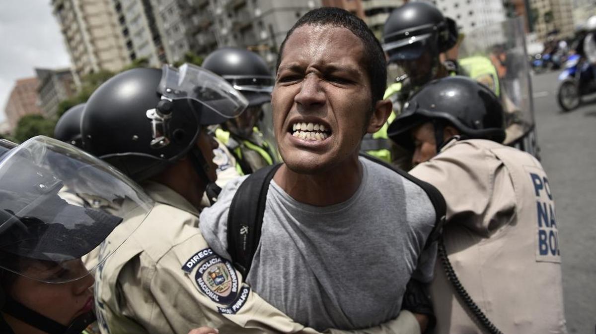Un manifestante es arrestado con violencia durante una protesta a favor del proceso revocatorio contra el presidente Nicolás Maduro.