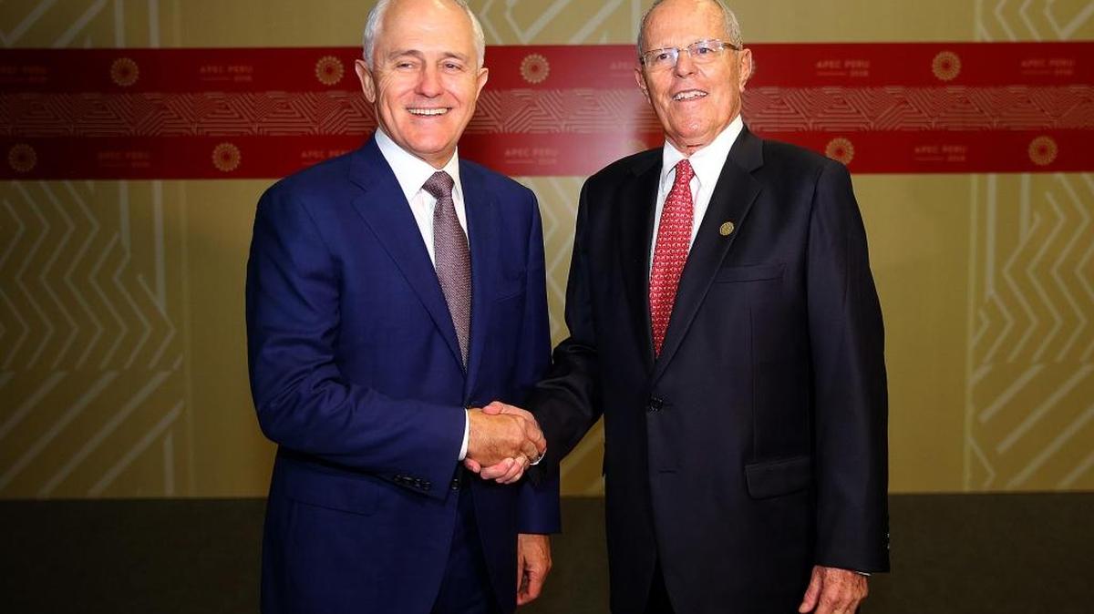 El presidente peruano, Pedro Pablo Kuczynski (der.), durante un encuentro con el primer ministro de Australia, Malcom Turnbull, quien participa en la APEC.