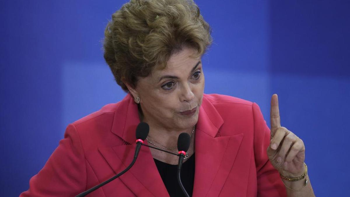 La presidenta brasileña, Dilma Rousseff, durante el acto "Encuentro de Mujeres en Defensa de la Democracia", hoy, jueves 7 de abril de 2016, en el Palacio del Planalto en Brasilia.