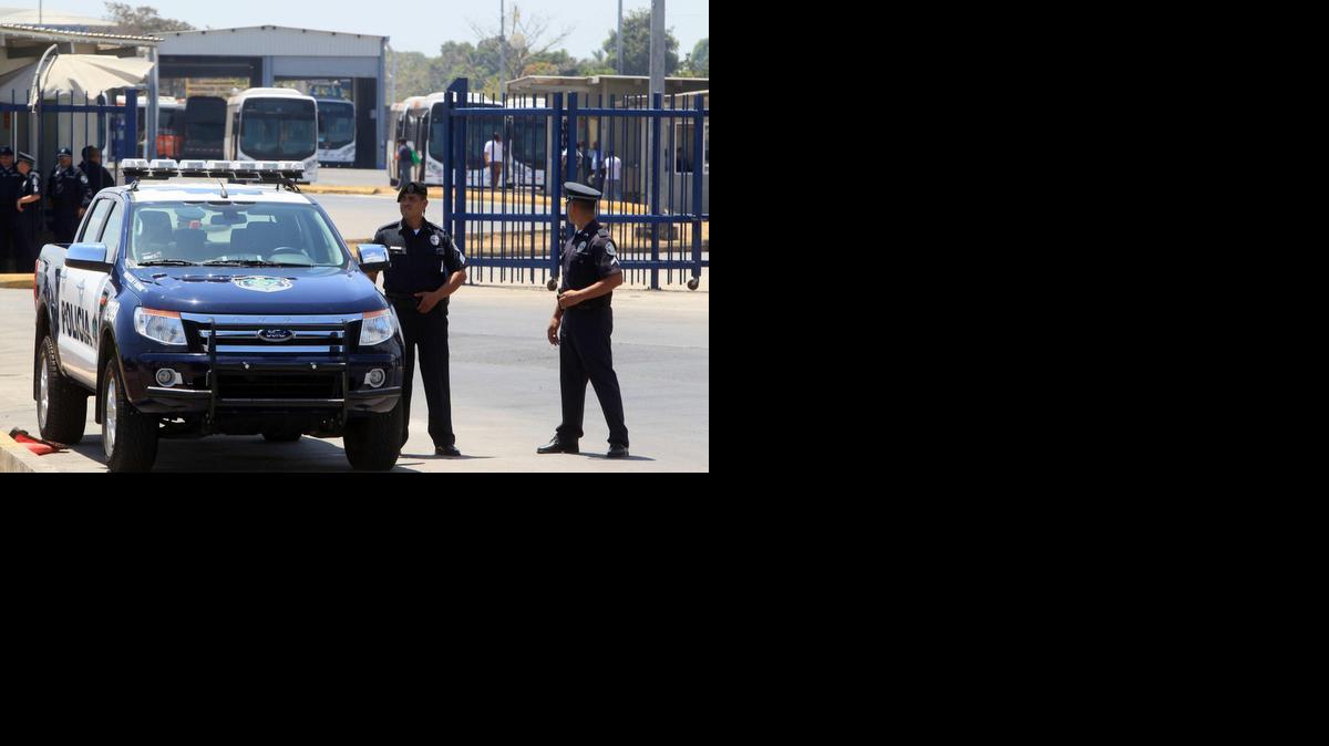 
Un grupo de policías custodia un patio de autobuses del sistema de transporte público de Ciudad de Panamá hoy, lunes 6 de abril de 2015, en la localidad de 24 de Diciembre, en la periferia este de la ciudad. 
