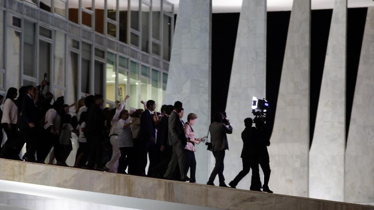 La presidenta brasileña, Dilma Rousseff, saluda a un grupo de mujeres el martes 19 de abril de 2016, frente al Palacio del Planalto en Brasilia, donde seguidores realizan una manifestación en su apoyo y en contra del juicio político.