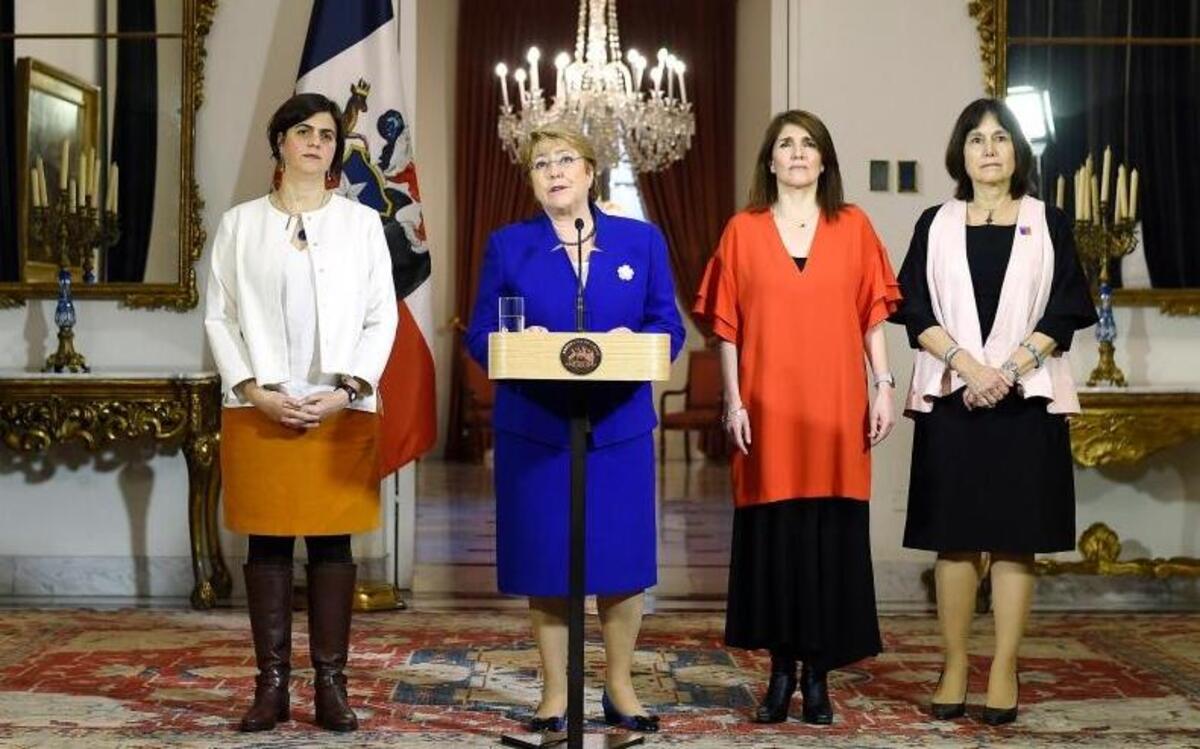 Fotografía cedida por la Presidencia de Chile, de la mandataria, Michelle Bachelet (2i), junto a la ministra de la Mujer y Equidad de Género, Claudia Pascual (i), su par de Salud, Carmen Castillo (d), y la portavoz del Gobierno, Paula Narváez (2-d), durante un discurso el lunes 21 de agosto de 2017, en Santiago (Chile). Bachelet afirmó que "han ganado las mujeres, la democracia y Chile", al celebrar la decisión del Tribunal Constitucional (TC) de refrendar la legalidad del proyecto de ley que despenaliza el aborto en tres circunstancias.