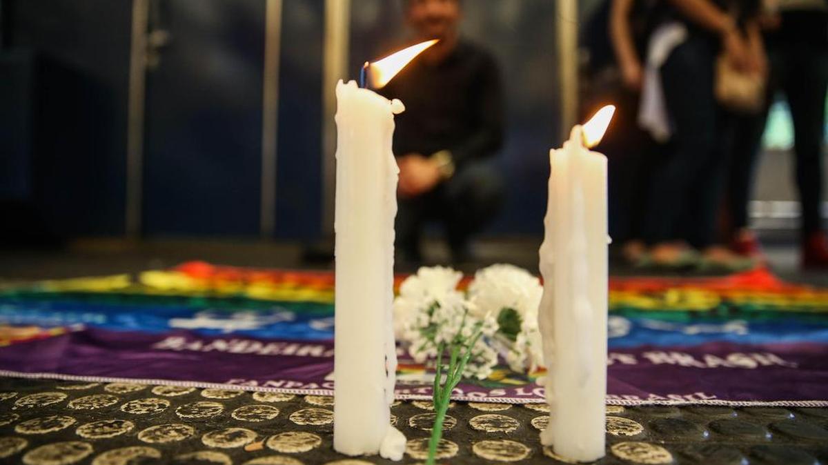 Medio centenar de personas protestan el martes 27 de diciembre de 2016, en la estación Dom Pedro II en Sao Paulo, (Brasil), contra la homofobia después de que un vendedor ambulante sufriera una paliza mortal en la estación de metro tras intentar defender a un transexual.