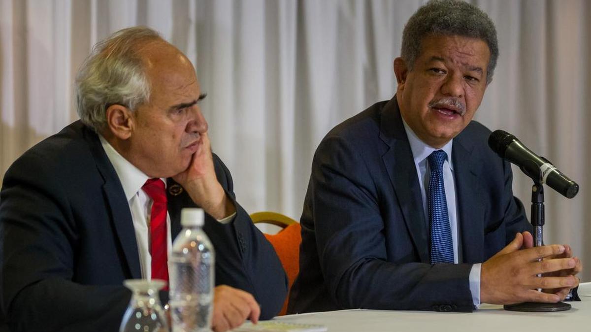 El expresidente dominicano Leonel Fernández y el secretario general de la Unasur, el expresidente de Colombia Ernesto Samper (fuera de cuadro), iban a asistir a la reunión del jueves.