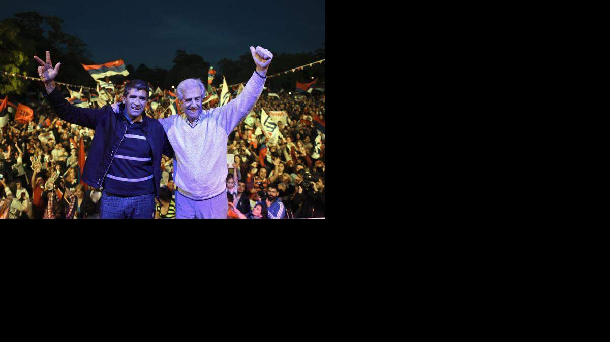 
El candidato presidencial del Frente Amplio de Uruguay, Tabaré Vázquez (der.), y su candidato a la vicepresidencia Raúl Sendic, durante un evento de campaña en Montevideo.
