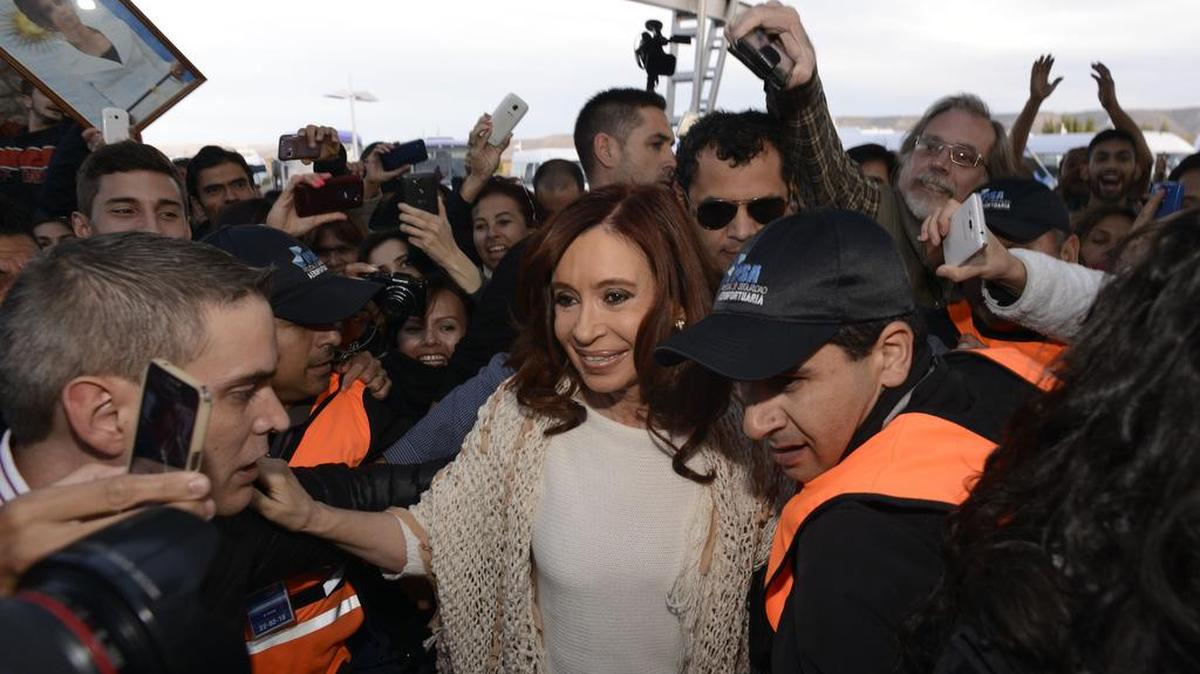 La ex presidenta de Argentina Cristina Fernández, a la derecha, llega al aeropuerto en El Calafate, Argentina, Lunes, 11 de abril de 2016. Después de pasar cuatro meses en la Patagonia, Fernández viajó a Buenos Aires para asistir a una citación judicial.