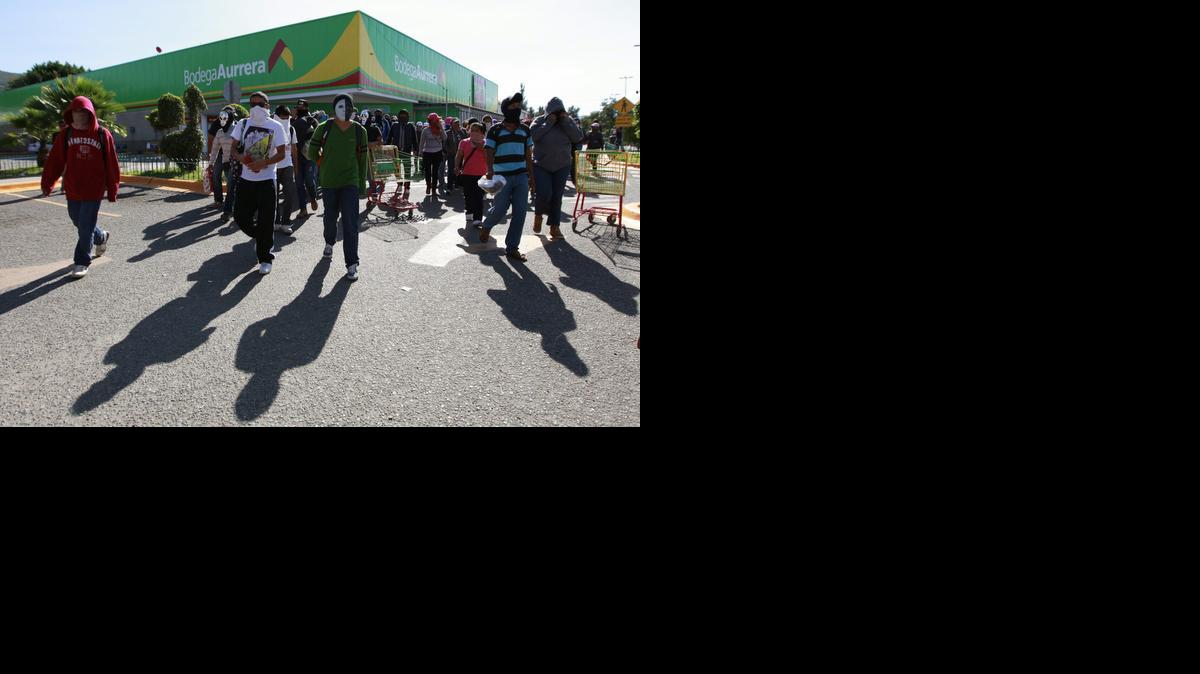 
Jóvenes que apoyan a los 43 estudiantes desaparecidos desde el pasado 26 de septiembre saquean el sábado una tienda por departamentos en la ciudad de Chilpancingo, en el estado mexicano de Guerrero. 
