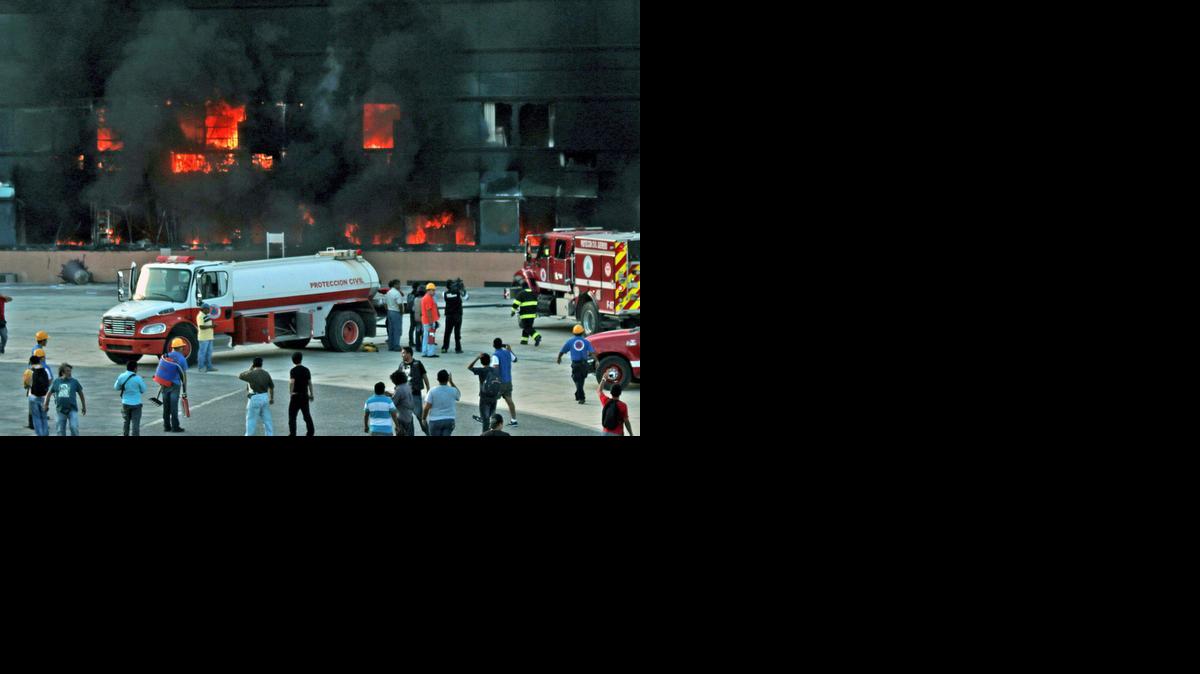 
Bomberos intentan sofocar el fuego que consume el Palacio de Gobierno de la ciudad de Chilpancingo, México, incendiado este lunes 13 por un grupo de estudiantes durante una protesta ante la falta de información sobre sus 43 compañeros desaparecidos desde el 26 de septiembre.
