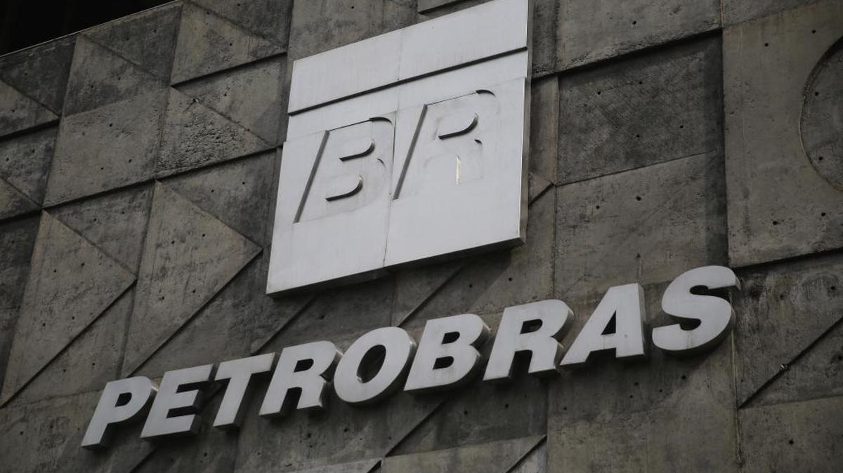 
Según datos de la Fiscalía suiza, el presidente de la Cámara de Diputados, Eduardo Cunha, tenían cuentas ocultas en Suiza que supuestamente sirvieron para recibir pagos de sobornos de Petrobras.
