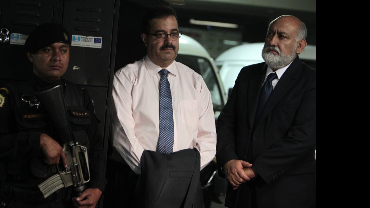 
El presidente del Banco de Guatemala (central), Julio Roberto Suárez (cen.), es detenido el miércoles por su supuesta implicación en un caso de fraude en el Seguro Social, informó el Ministerio Público. 
