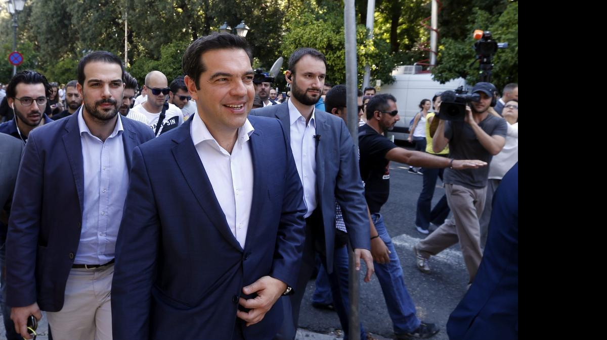 
El primer ministro griego, Alexis Tsipras (cen.) tras el encuentro con líderes de otras formaciones políticas en Atenas, el lunes. 
