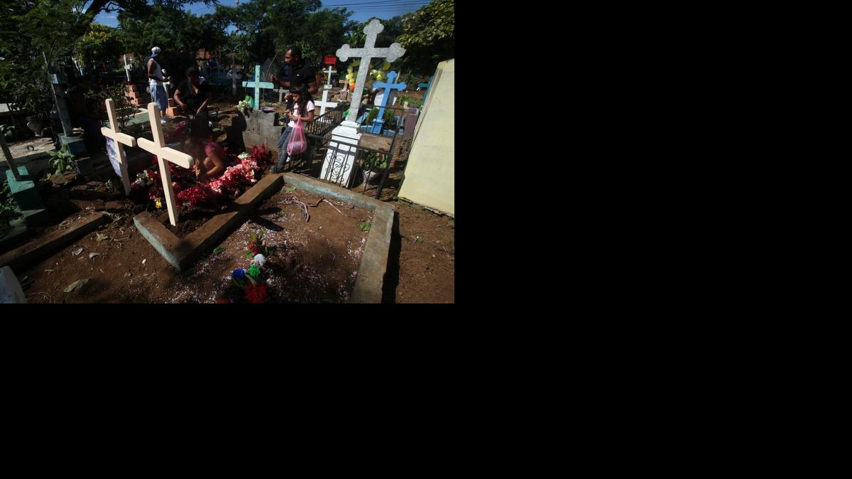 
Un grupo de personas visita un cementerio rural en Managua, Nicaragua, el domingo. Los camposantos de Centroamérica acogieron este fin de semana a un gran número de personas con motivo del Día de los Muertos. 
