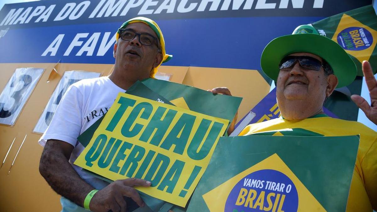 Dos activistas protestan a favor del impeachment de la presidenta brasileña Dilma Rousseff, el domingo en Brasilia.