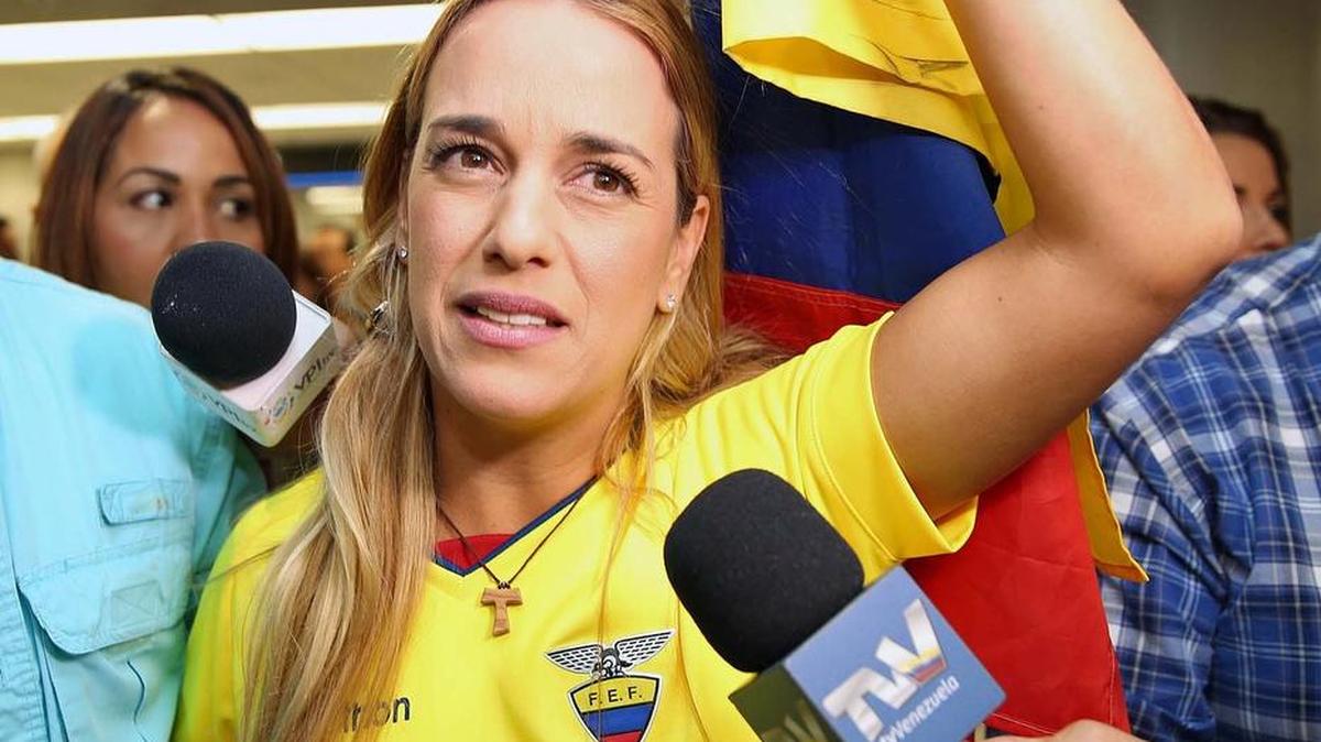 Lilian Tintori llega al aeropuerto internacional de Miami en un vuelo desde Ecuador, que le prohibió entrar al país el miércoles 15 de marzo de 2017.