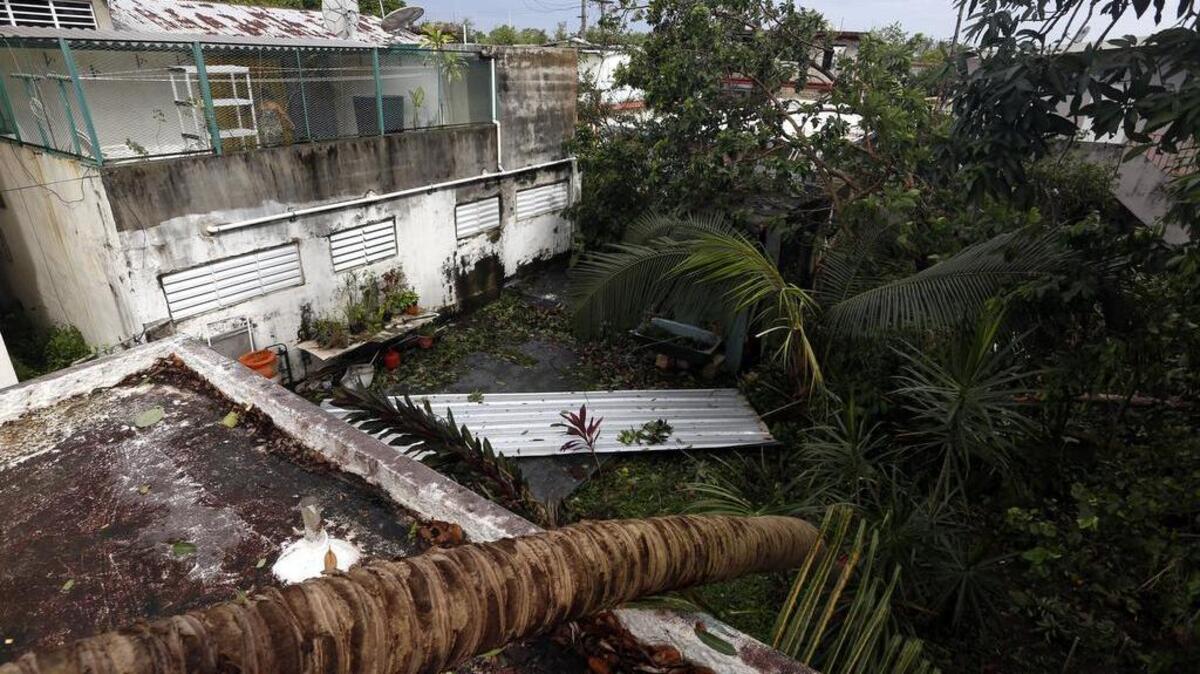 Vista de destrozos en el barrio de Santurce tras el paso del huracán Irma, el jueves, 7 de septiembre de 2017, en San Juan, Puerto Rico.