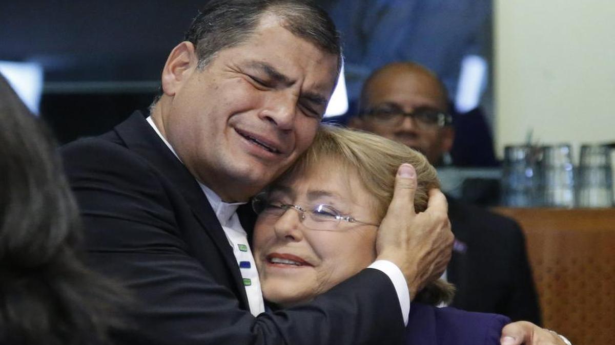
El presidente de Ecuador, Rafael Correa, abraza a su homóloga chilena, Michelle Bachelet, durante a la cumbre de los jefes de Estado y de Gobierno de 61 países de la Unión Europea (UE) y de la Comunidad de Estados Americanos y Caribeños (Celac) en Bruselas, el miércoles pasado. 
