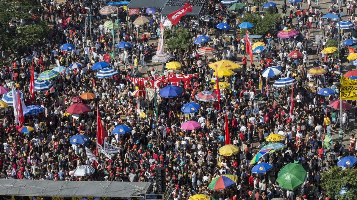 Activistas participan en una manifestación contra el presidente brasileño, Michel Temer, bajo el lema "Directas Ya" el domingo 4 de junio de 2017, en Sao Paulo (Brasil).