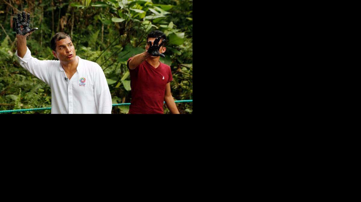 
El presidente de Ecuador, Rafael Correa, muestra un guante cubierto de petróleo, en el campo Aguarico 4, en el 2013. Correa visitó la zona para llamar la atención sobre la contaminación de la Amazonia ecuatoriana con crudo.
