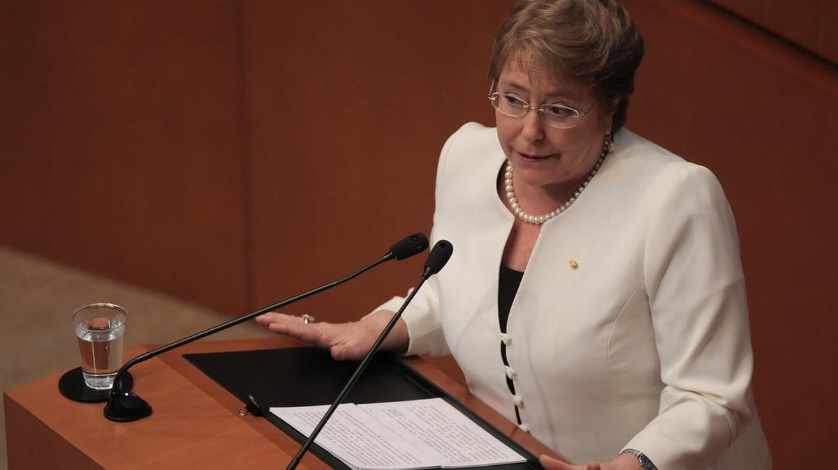 
La presidenta de Chile, Michelle Bachelet, habla el viernes ante legisladores mexicanos durante su visita a México.


