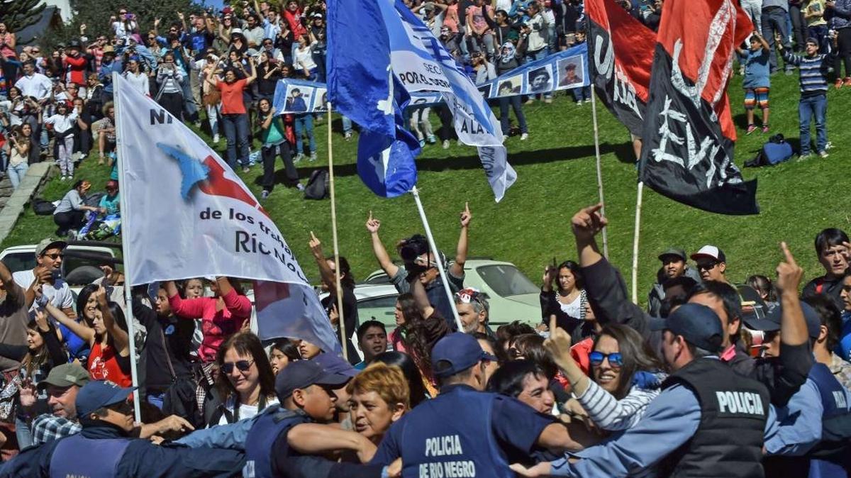 Manifestantes protestan ante el paso de la caravana del presidente Obama en Bariloche, Argentina, este jueves.