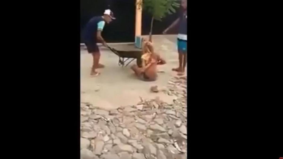Captura de pantalla del video del ataque a Dandara dos Santos en Fortaleza, estado de Ceará, Brasil.