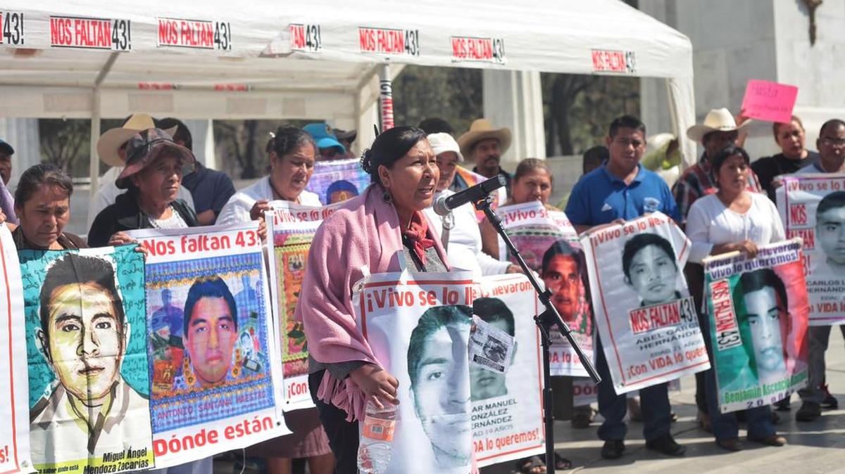 Padres de los 43 estudiantes desaparecidos de la normal de Ayotzinapa son vistos durante una conferencia de prensa el lunes 22 de febrero de 2016, en Ciudad de México (México).