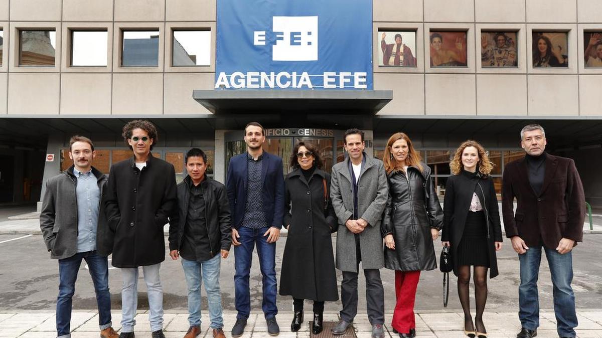 Los galardonados con los XXXIV Premios Internacionales de Periodismo Rey de España, Javier Sauras (i), el cubano Yander Alberto Zamora de los Reyes (2i), el boliviano Genciano Pedriel (3i), el brasileño Vinicius Jorge Carneiro Sassine (4i), la colombiana Patricia Gómez (c), el mexicano Carlos Loret (4d), y el español Gregorio Rodríguez Ramos (d), posan junto a la directora de Comunicación y RR II de la Agencia EFE, Carmen Gurruchaga (3d), y Gloria Delgado, de la Agencia Efe, en la entrada a la sede central en Madrid de la agencia, durante la visita que han realizado este sábado.