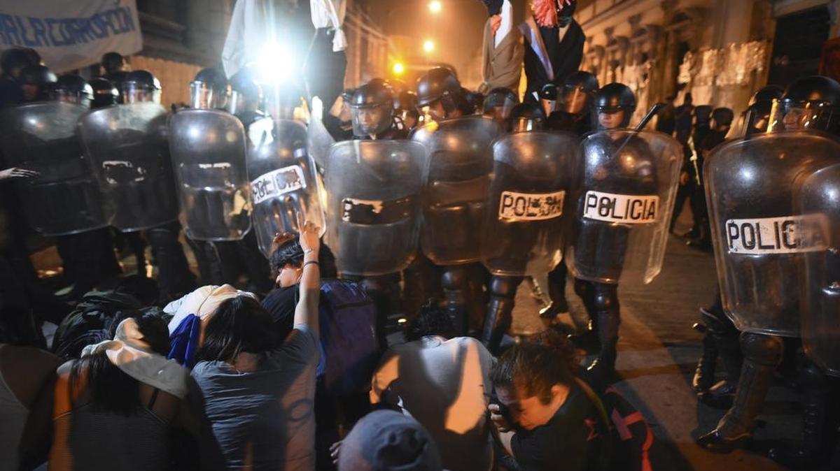 Policías antimotines arrojan gas pimienta a manifestantes tras sacar el viernes a los diputados que estaban encerrados en el Palacio Legislativo y que no pudieron salir tras siete horas de encierro por una manifestación.