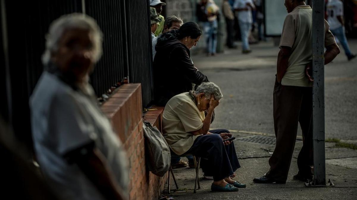 Mariana Marrugo, al centro, está en la cola desde las 4 de la madrugada. Después de varias horas un empleado del supermercado les dijo que los alimentos no habían llegado y que volvieran al día siguiente.