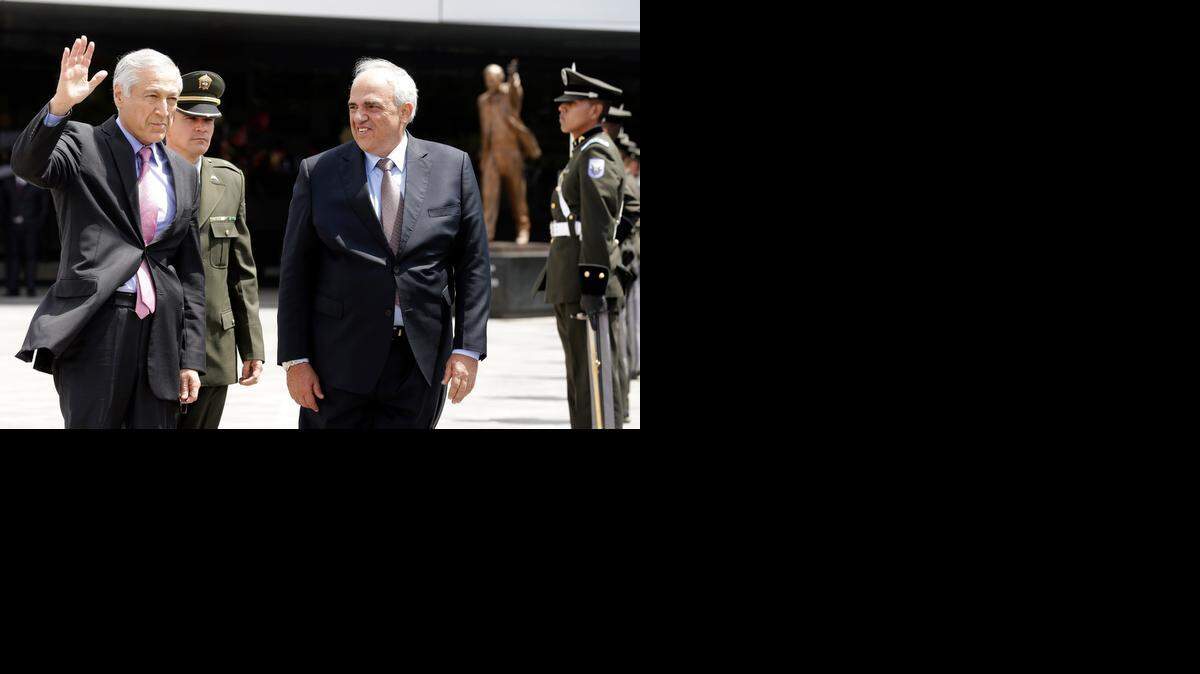 
El ministro de Relaciones Exteriores de Chile, Heraldo Muñoz (izq.), con el secretario general de la Unasur, Ernesto Samper, en Quito, Ecuador, en marzo pasado. 
