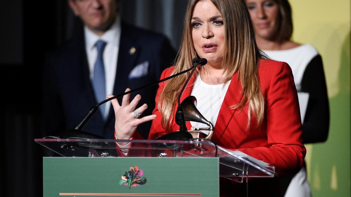La homenajeada Ednita Nazario se dirige al público en los Latin Grammy 2016.