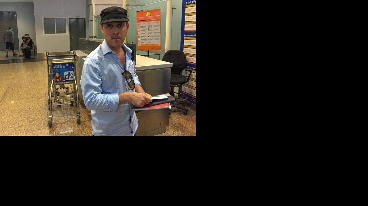 
Damian Pachter, un periodista del diario Buenos Aires Herald, se prepara el sábado para abordar un avión en el aeropuerto de la capital argentina. El reportero fue el primero en divulgar la muerte del fiscal Alberto Nisman.

