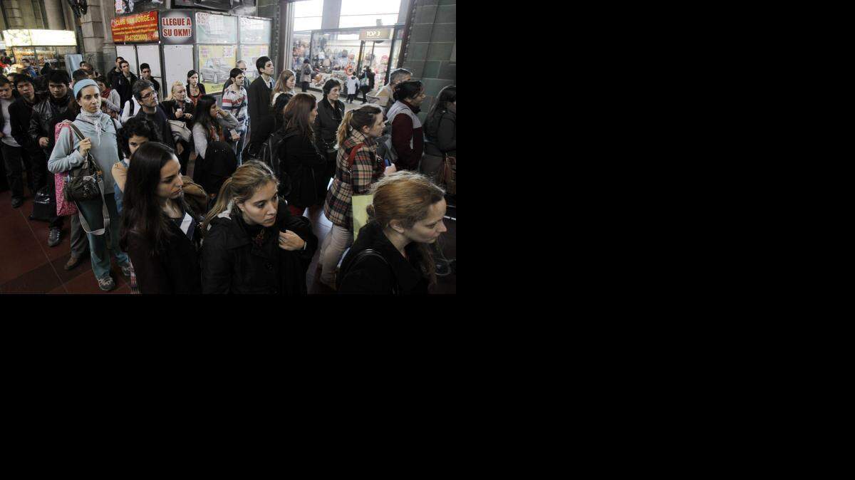 
Decenas de personas hacen fila para tomar conseguir un boleto de tren en el 2012, como alternativa al metro en Buenos Aires, Argentina, que estaba de huelga. 
