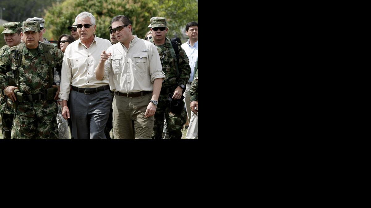 
El secretario de Defensa de Estados Unidos, Chuck Hagel (2-izq.), y el ministro colombiano de Defensa, Juan Carlos Pinzón (2-der.), realizan una visita a la base militar de Tolemaida, Colombia. 

