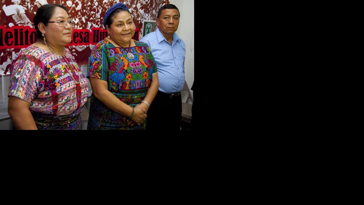 
La Premio Nobel de la Paz, Rigoberta Menchu (cen.), acompañada por sus hermanos Ana y Nicolás, ofrece una conferencia de prensa el martes en Guatemala sobre la muerte de su padre en 1980.
