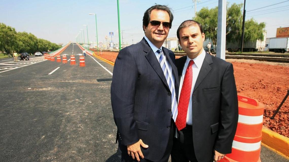 El empresario mexicano Juan Armando Hinojosa Cantú y Juan Armando Hinojosa García, en la inauguración de una carretera en Toluca, México. Foto de archivo.