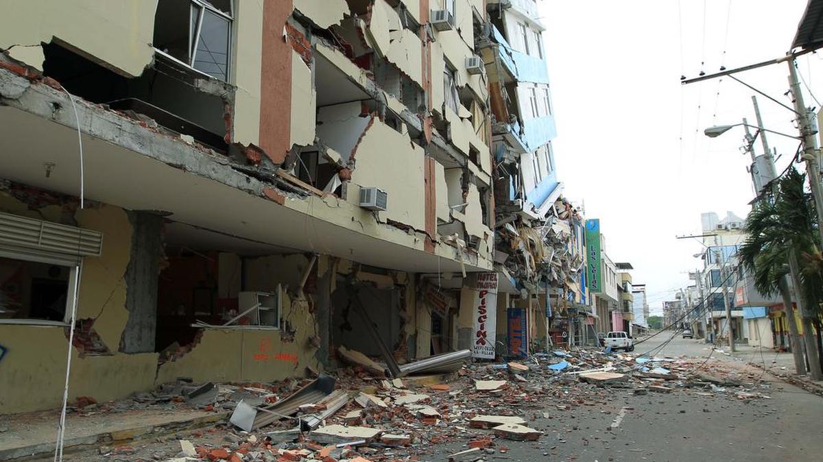 Fotografía de edificios afectados por el terremoto, el domingo 24 de abril de 2016, durante un recorrido de los presidentes Juan Manuel Santos y Rafael Correa, en el barrio Tarqui de Manta (Ecuador).
