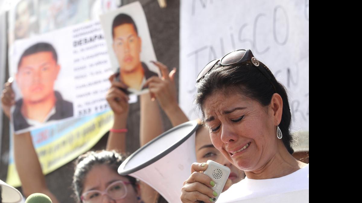 
Miles de madres de desaparecidos en México participaron en una marcha el domingo, para exigir a las autoridades la búsqueda de sus hijos.
