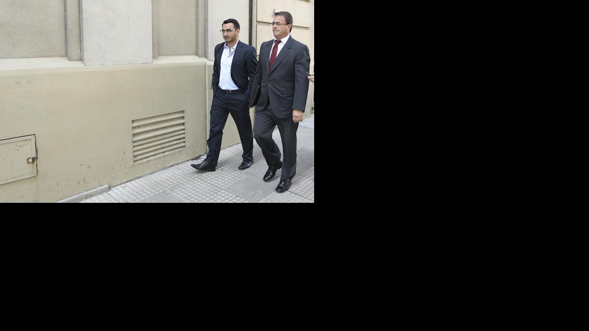 
El abogado del ex jefe de espías argentino Antonio ‘Jaime’ Stiuso, Santiago Blanco Bermúdez (der.), a su llegada a la Secretaría de Inteligencia (SI) en Buenos Aires, Argentina, el lunes 6 de abril de 2015. 
