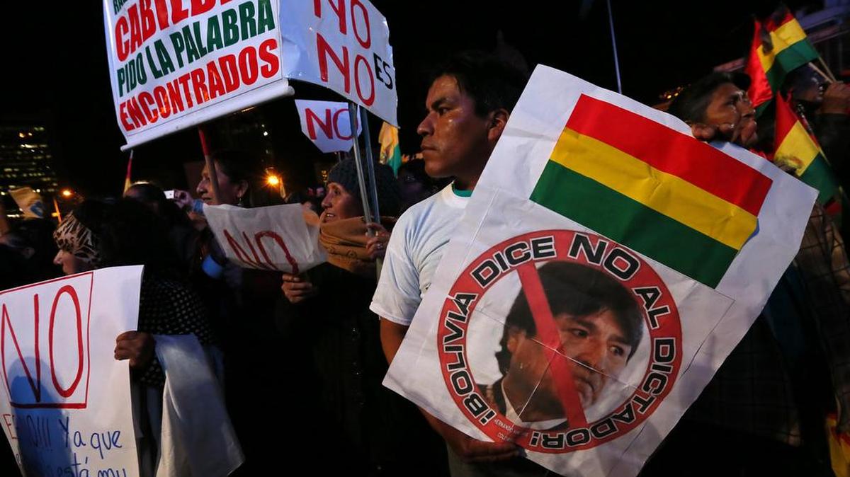 Miles de personas asisten a una movilización en contra de un intento de reelección indefinida del presidente Evo Morales, el 10 de octubre de 2017, en La Paz, Bolivia.