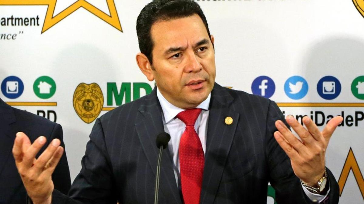 El presidente de Guatemala, Jimmy Morales, habla en una graduación en Doral, Florida, el 1ro de junio.