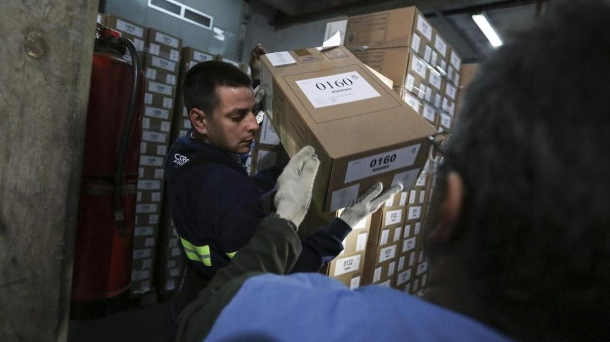 Empleados preparándose el viernes para distribuir las papeletas y urnas electorales, antes de su reparto en los colegios electorales, en Buenos Aires, de cara a las elecciones del domingo.