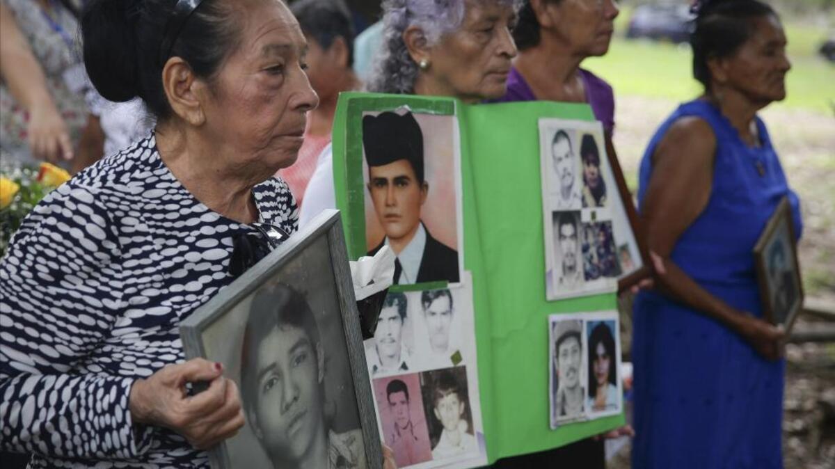 Madres, padres, hermanos, demás familiares y amigos visitaron el martes el parque Cuscatlán para recordar a las víctimas de la guerra civil salvadoreña (1980-1992).