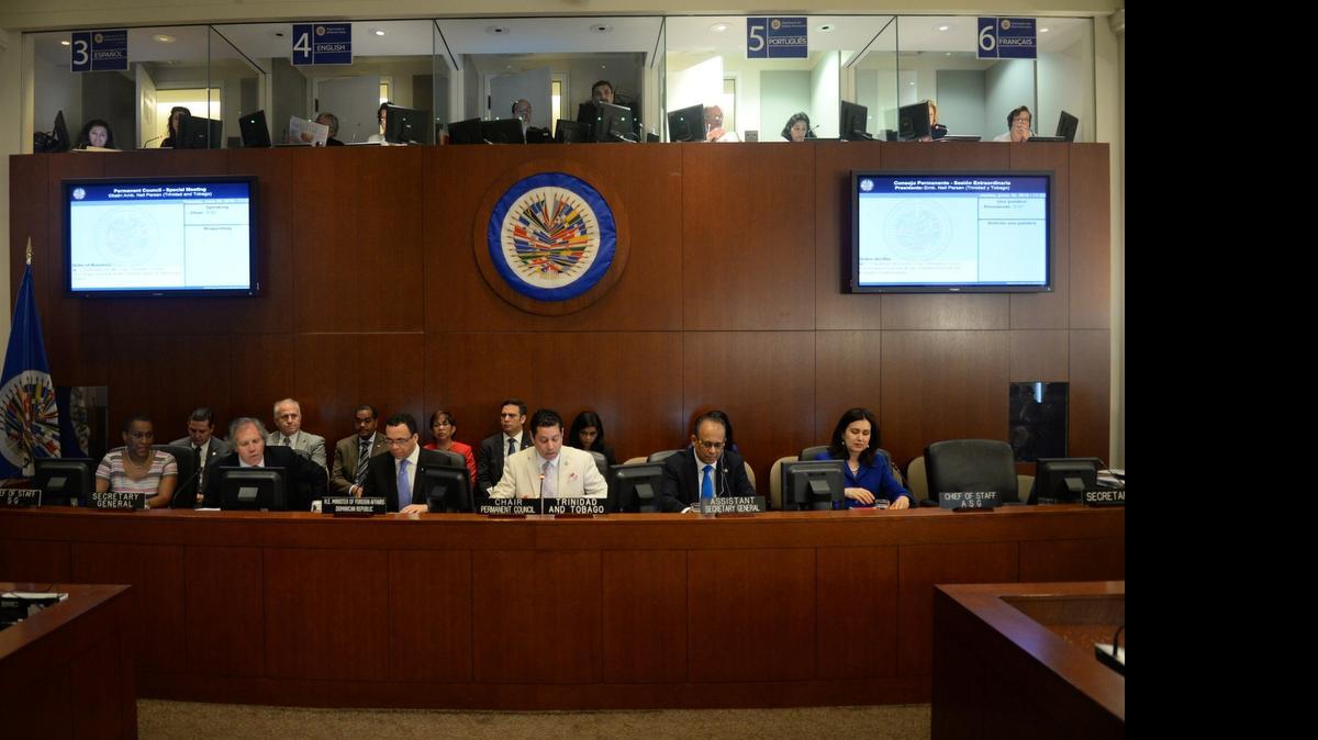 
El secretario general de la OEA, Luis Almagro (2 izq.) y el ministro de Exteriores de la República Dominicana, Andrés Navarro (3 der.), en la sesión del Consejo Permanente de ese ente hemisférico el martes, en Washington.
