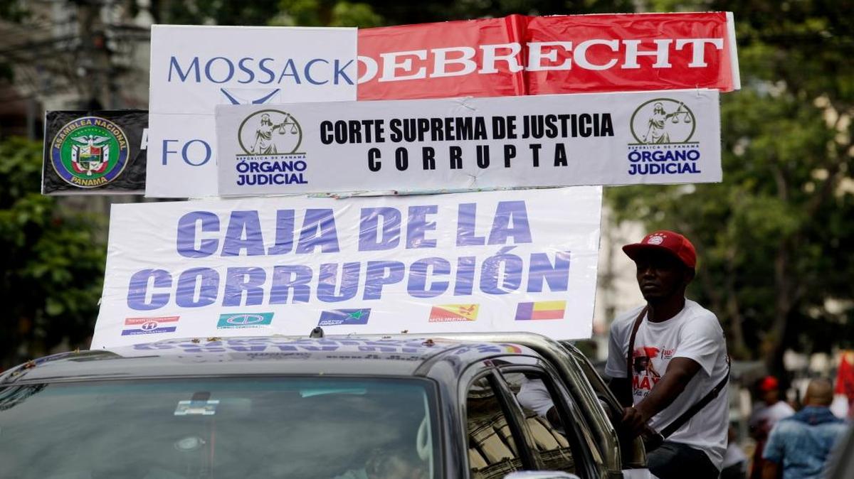 Pancartas sobre un carro acusan de corrupción a la Corte Suprema, los bancos y la contrutora Odebrecht en ciudad Panama el primero de Mayo.