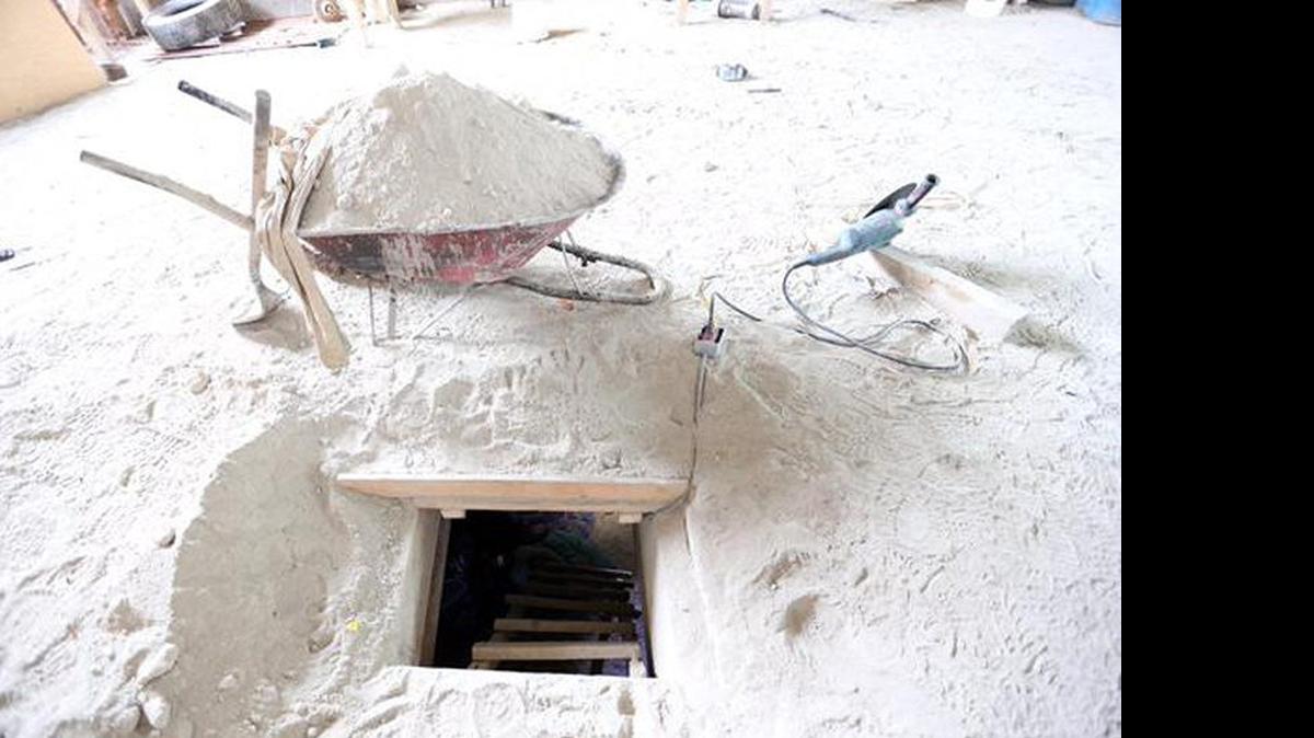 
Fotografía cedida el lunes por la Procuraduría General de la República que muestra la salida del túnel por donde se fugó el narcotraficante Joaquín ‘El Chapo’ Guzmán, jefe del cartel de Sinaloa, al interior de una casa ubicada en las inmediaciones del penal de alta seguridad del Antiplano I, ubicado en Almoloya de Juárez, en el estado de México. 
