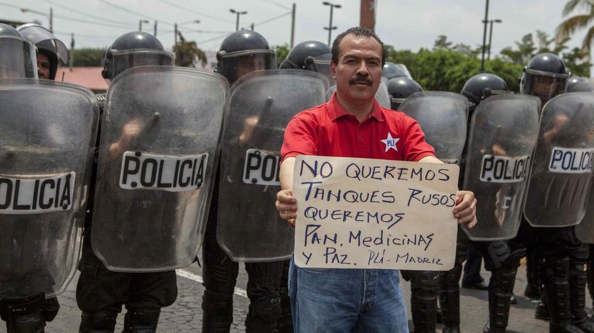 Un hombre participa en una manifestación el miércoles contra la compra de material bélico a Rusia.